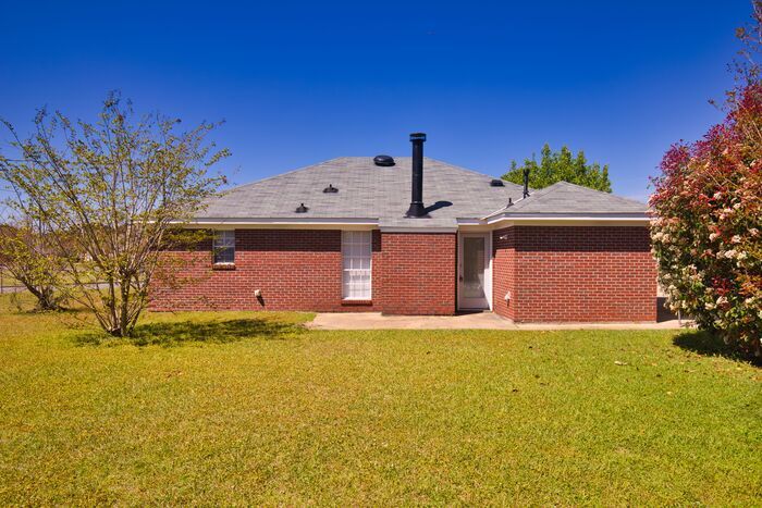 Foto del edificio - 7076 Lakeview Dr