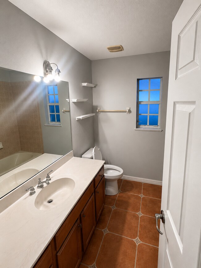 Baño completo - 6520 Las Palmas Way