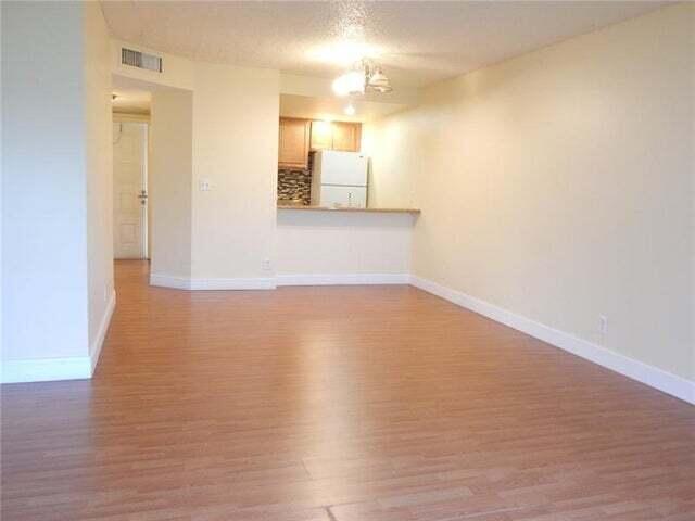 Building Photo - 10158 Twin Lakes Dr