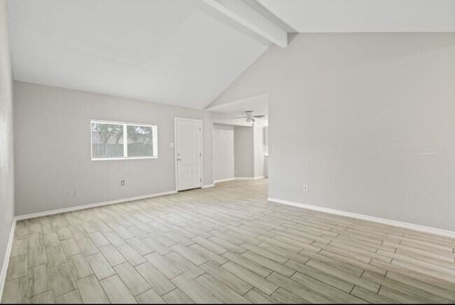 Foto del edificio - 6811 Feather Creek Dr