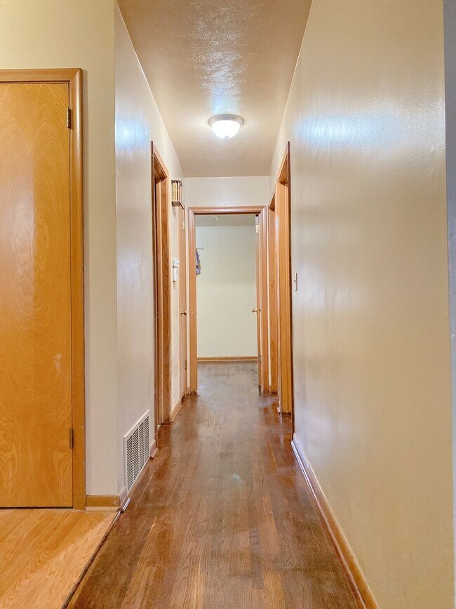 Foto del edificio - A wonderful 4-bedroom house in the Benson Gardens area - near Walmart Neighborhood Market, Asian ...