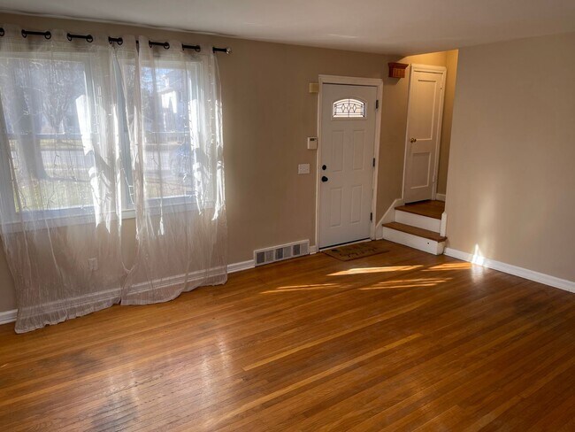 Building Photo - 3 bed 1 bathroom house