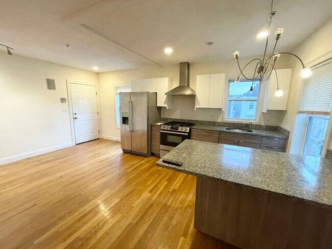 Foto del edificio - Renovated 4BR Mission Hill Apartment | In-Unit Laundry | Near Longwood