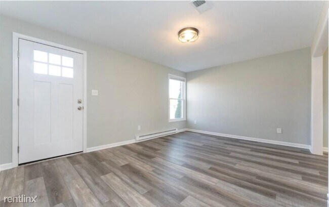 Building Photo - 3 br, 1 bath Townhome - 9 Doylestown Pike