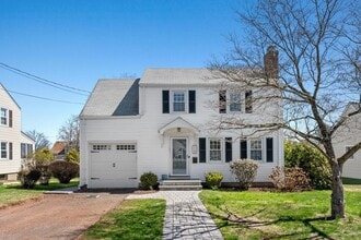 Building Photo - 10 Greenacres Ave