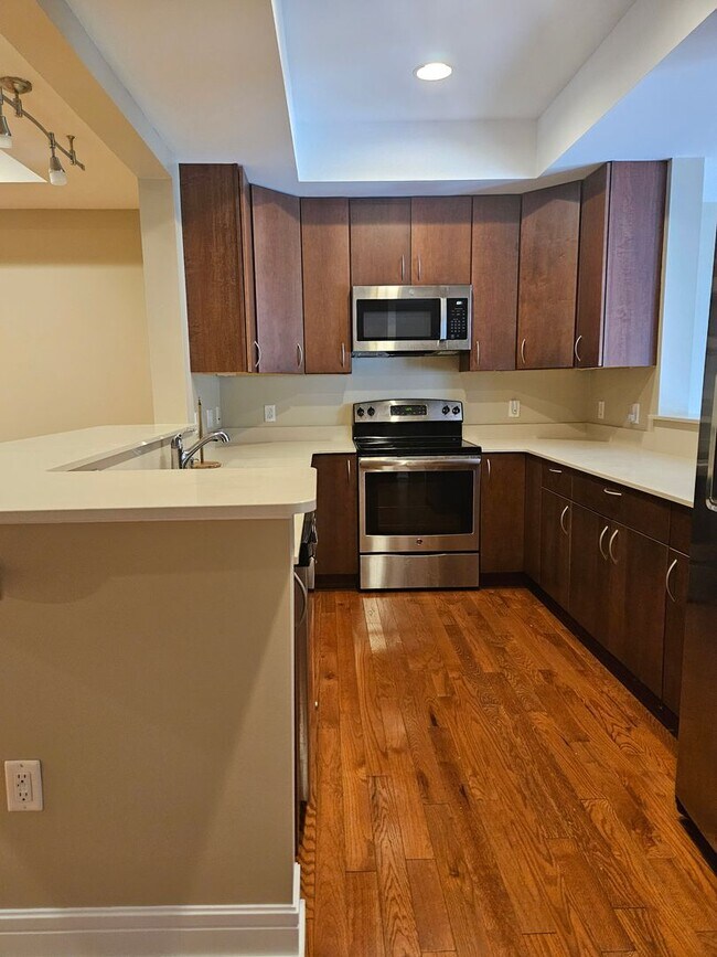 Building Photo - 680 Oakwood Ave