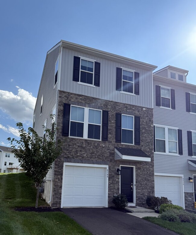 Foto del edificio - THREE BEDROOM/ END OF ROW TOWNHOME in Sout...