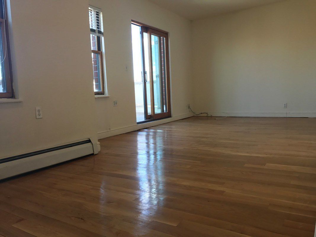 Foto principal - 230 E 3rd St