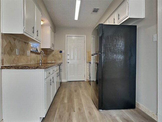 Building Photo - 10111 Fernstone Ln