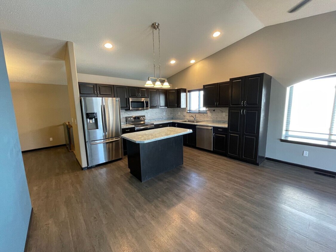 Foto principal - RENTAL PRICE REDUCTION - 3 Bed Twinhome in...
