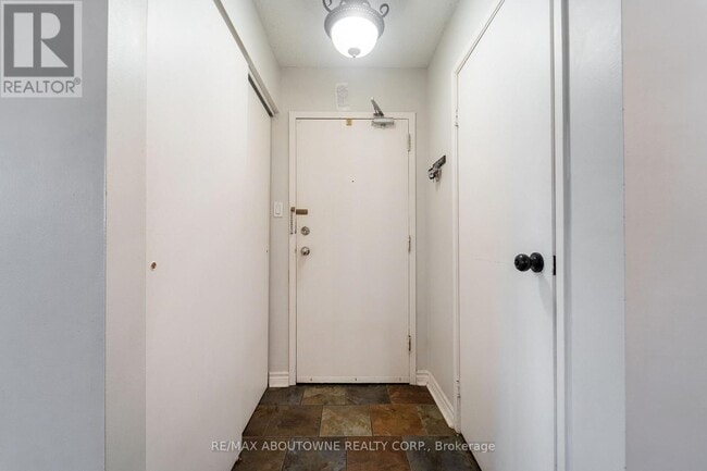 Photo du bâtiment - 1450 Glen Abbey Gate