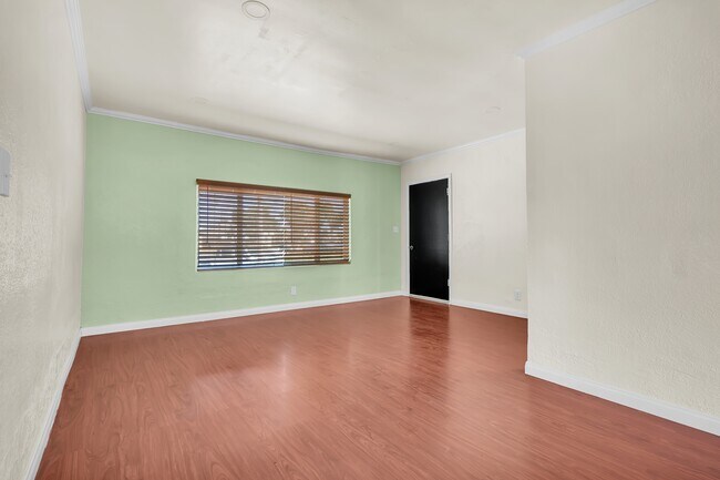 Building Photo - 905 N Albertson Ave