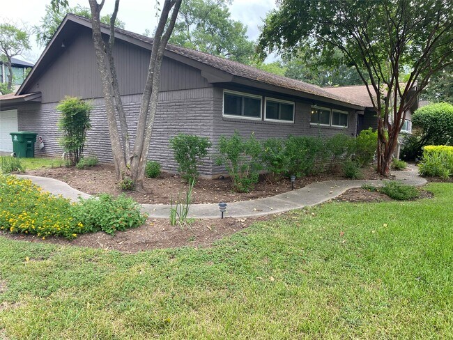 Foto del edificio - 9614 Greenwillow Dr