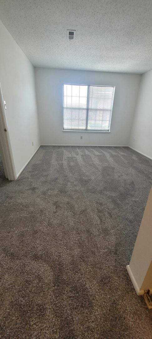 Building Photo - Great condo in Newpoint Condominiums