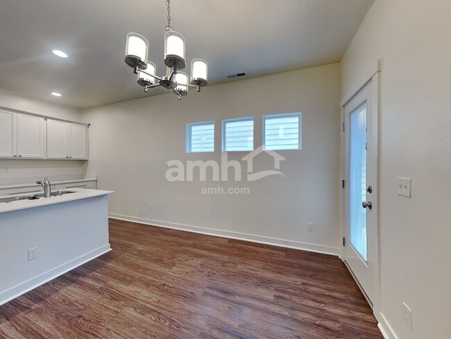 Building Photo - 799 E Springloyd St