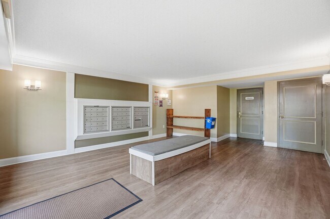 Foto del edificio - This expansive ground level residence is set within a serene, gated garden community surrounded b...