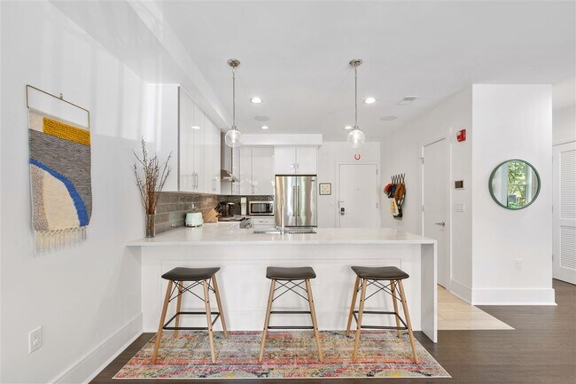 Building Photo - 313 7th St
