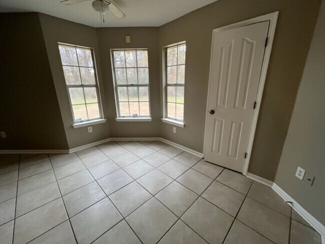 Building Photo - Renovated 3 Bedroom 2 Bath Home with 2 Car...
