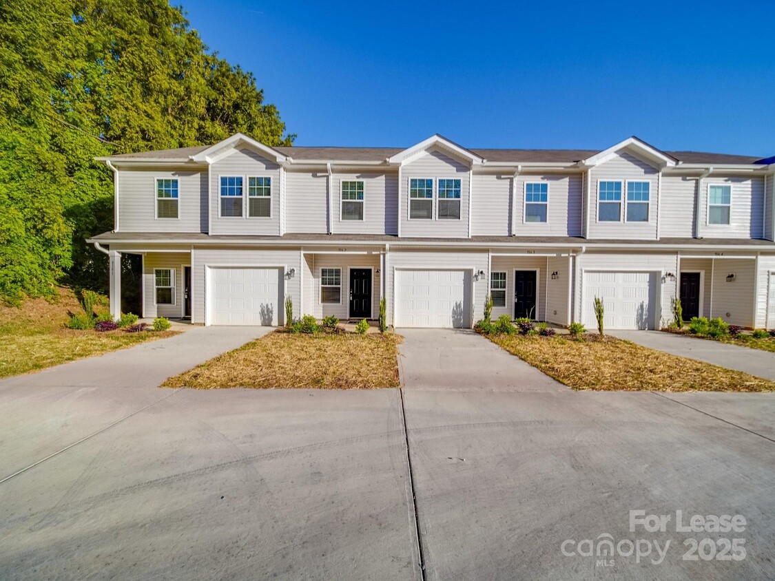 Foto principal - 916 S Battleground Ave