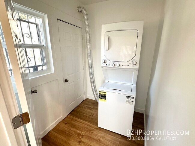 Building Photo - Light-Filled Renovated 2Bed 1Bath In Prime...