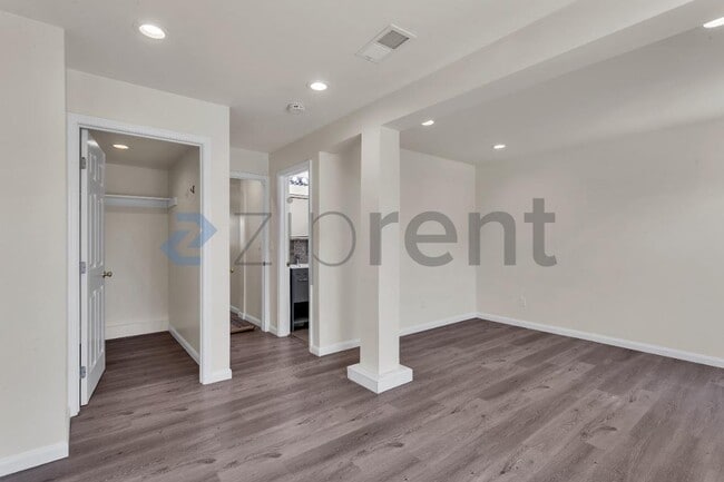 Building Photo - Unit