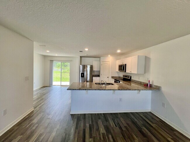 Foto del edificio - 166 Maple Dr