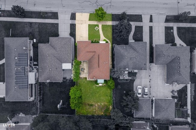 Building Photo - 8924 Oleander Ave