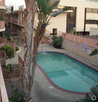 Pool & Courtyard - 6833 Sepulveda Blvd