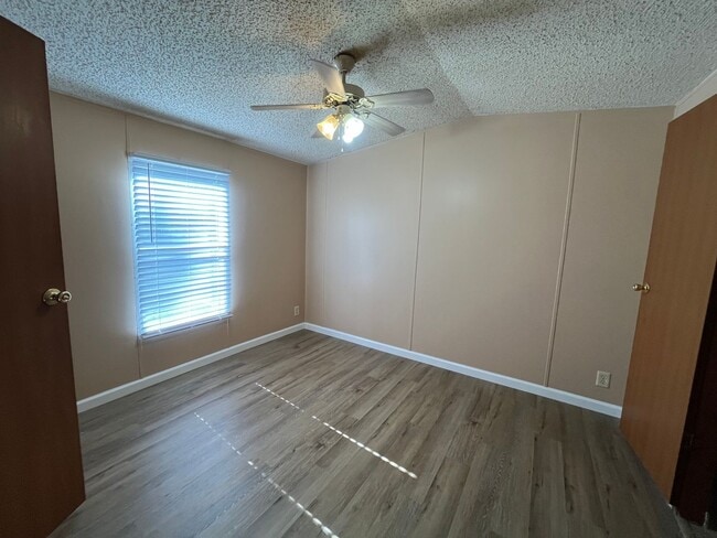 Building Photo - 3 Bedroom, 2 bathroom Mobile Home in Suwan...