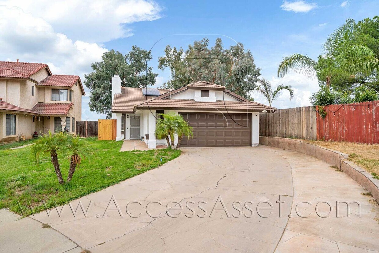 Foto principal - Charming Single-Story 3 Bed / 2 Bath Home ...