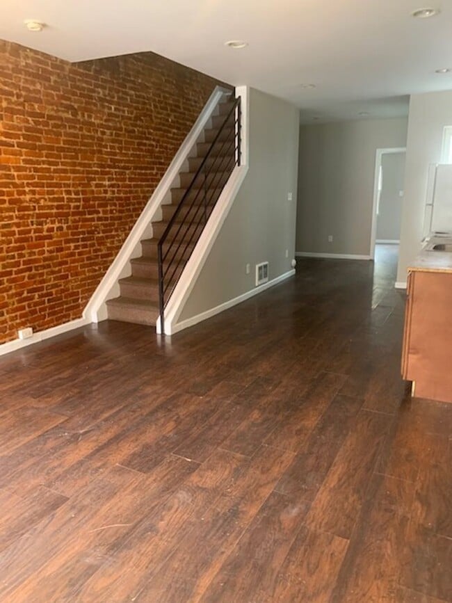Charming 3bd/2bth now available for rent w/ expose brick. - Charming 3bd/2bth now available for rent w/ expose brick. House