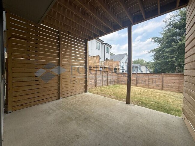 Building Photo - Modern 4-Bed / 4 Bath Townhome with Fireplace, Outdoor Spaces & Fenced Yard – Inside the Beltline...