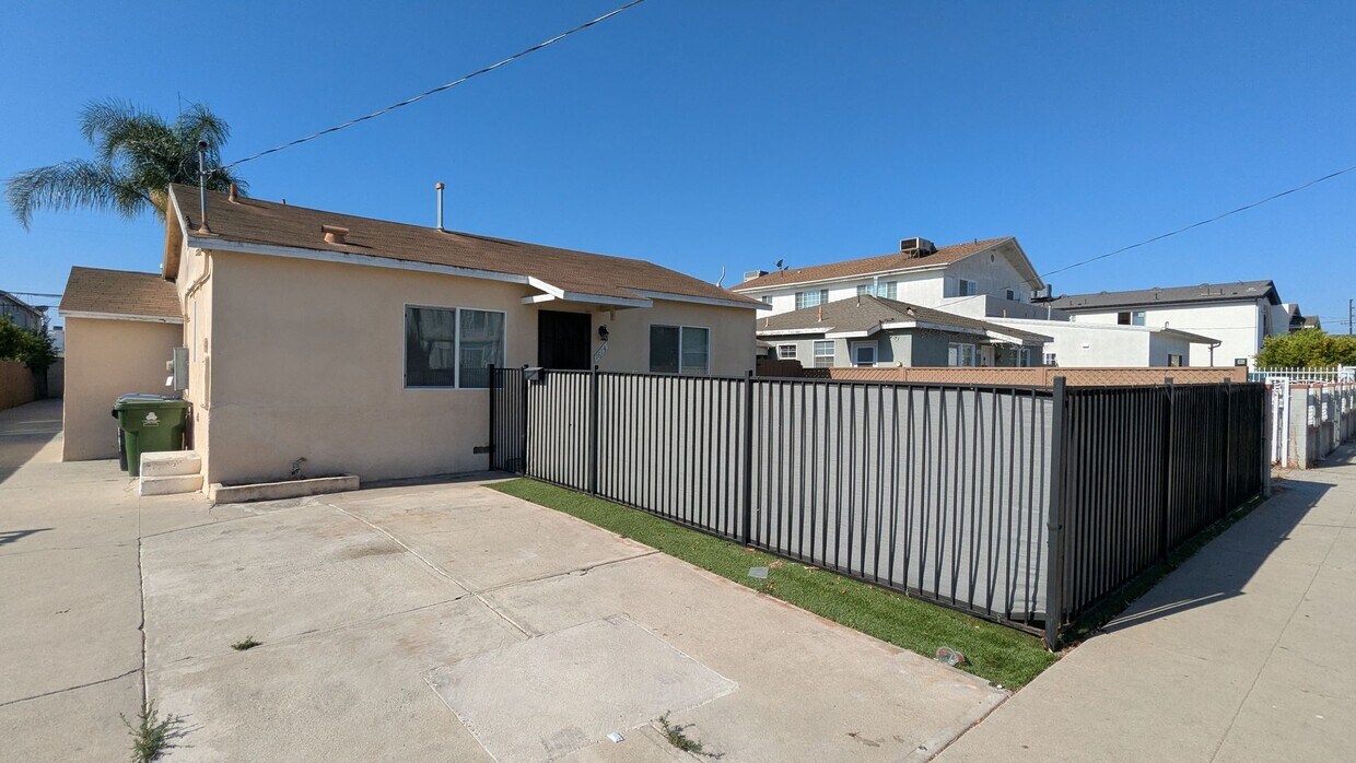 1610-1614 W 205th St - 1610-1614 W 205th St
