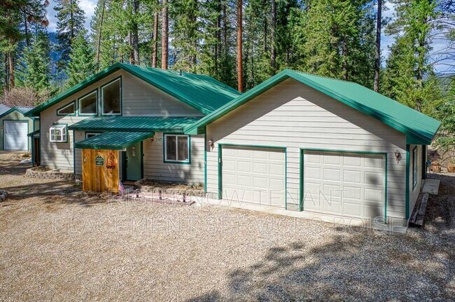 Building Photo - 147 Holiday Dr