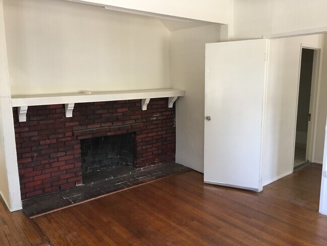 Sala de estar con pisos de madera originales y techos altos. - 937 North Benton Way