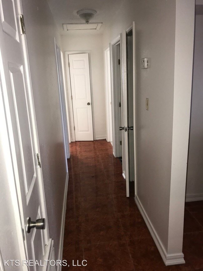 Foto del edificio - 4 br, 1.5 bath House - 14516 Tilbury Rd