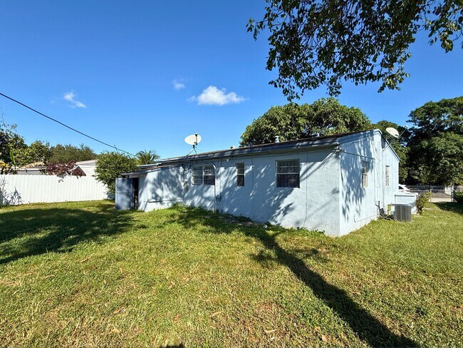 Foto del edificio - 12720 NW 18th Ct