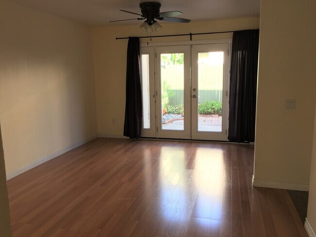 Foto del edificio - Four Bedroom Two Story Townhome in La Mesa!!!