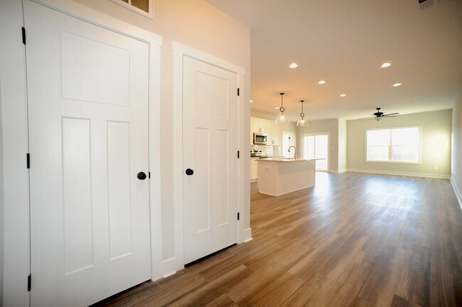 Foto del edificio - 1300 Stoney Ridge Blvd
