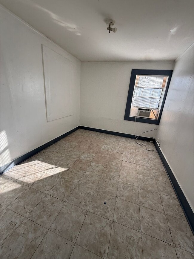 Building Photo - 1907 S H St