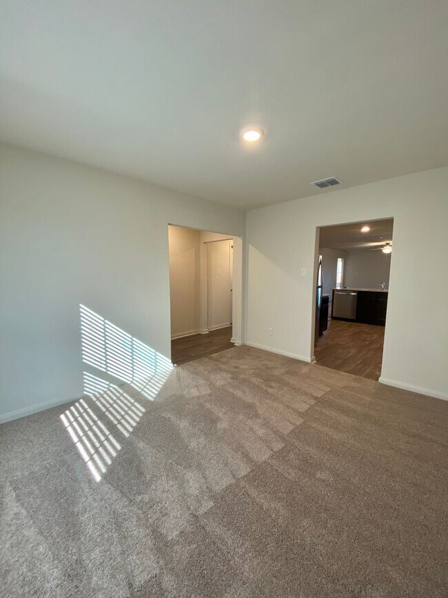 Foto del edificio - **1595/Month** Far West San Antonio!