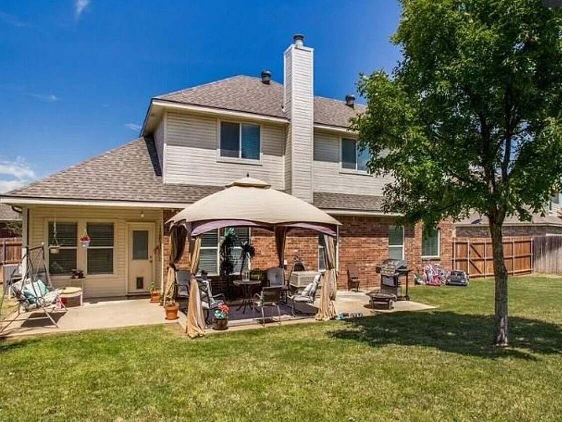 Foto del edificio - 4 Bedroom Single Family Home in Kennedale