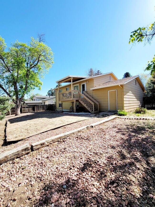 Foto del edificio - 4 bedroom home with fenced back yard!