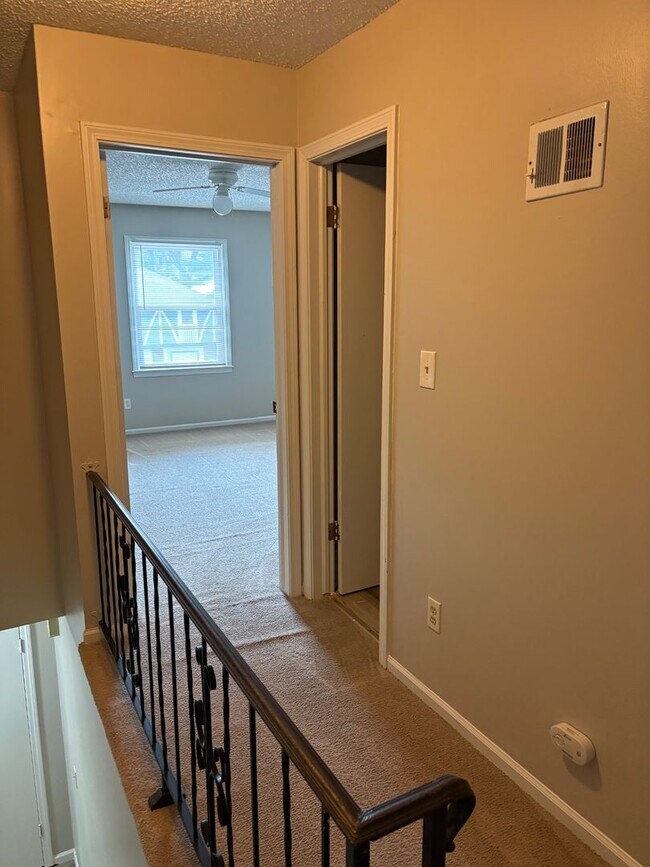Foto del edificio - 311 Hawthorne Ct