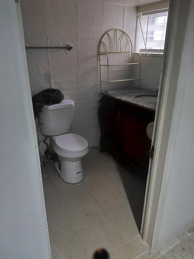 Building Photo - 1037 E Philadelphia St