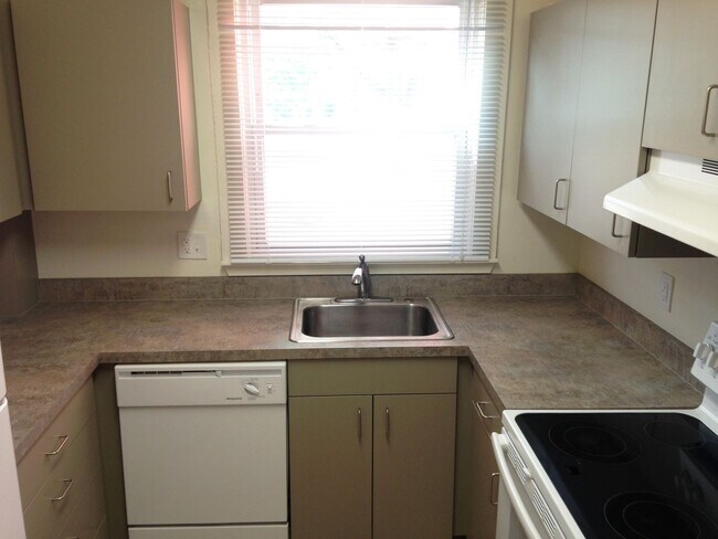 Building Photo - Guaranteed Lease - Sign Today!