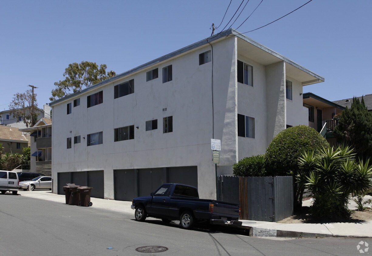 Foto principal - 24681 Cordova Dr