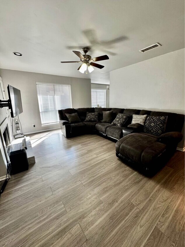 Foto principal - 6646 E Lovers Ln
