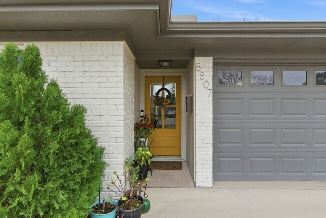 Foto del edificio - 5807 Ettrick Dr