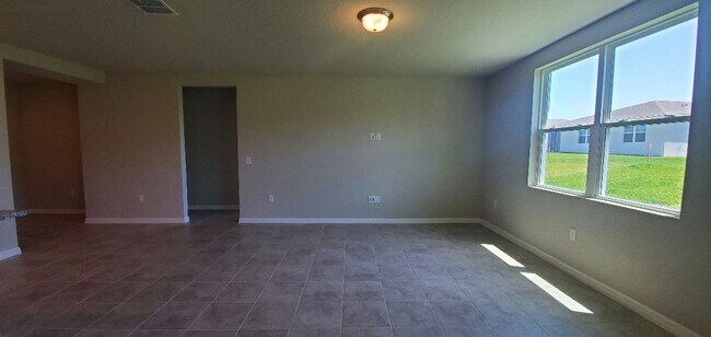 Foto del edificio - 4-Bedroom, 2.-Bathroom in Winter Haven ***MOVE-IN SPECIAL/50% OFF 2ND MONTH***